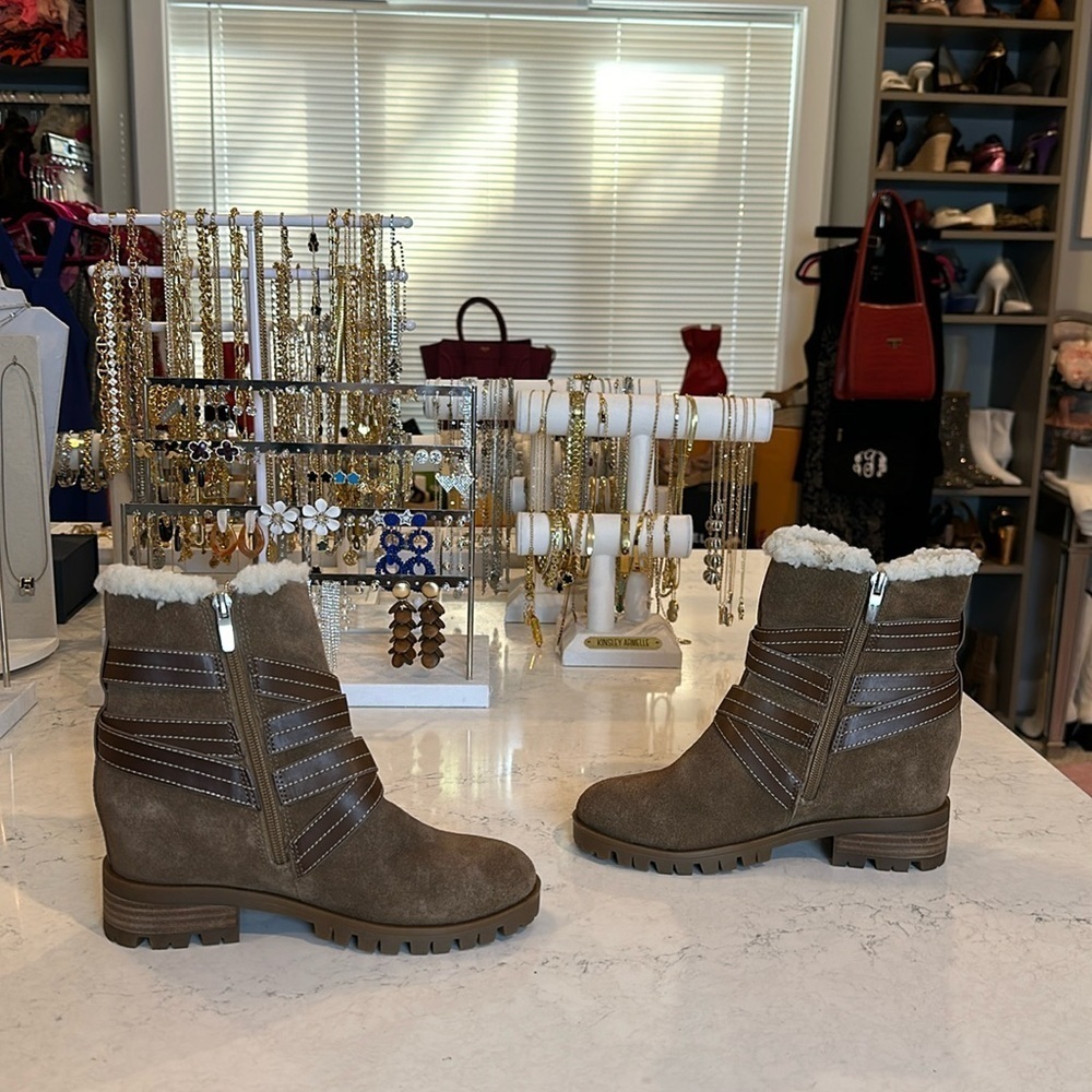 Nine West tan suede heeled boots size 6